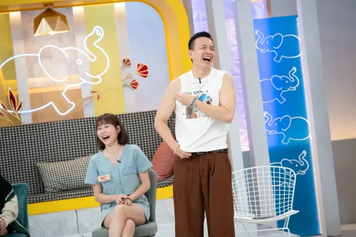 ▲小鐘（右）《不熙娣》棚內脫衣爆汗做伏地挺身，遭小S逼瘋喊「錢太難賺」。（圖／東森綜合台提供）