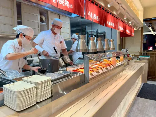 ▲丸龜製麵店內廚房從外面就能完全看出環境，讓顧客能夠安心用餐。（圖／丸亀製麺臉書）