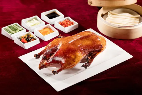 ▲連年暢銷的「烤鴨即享券」，憑券可享江浙金陵烤鴨或粵式一品片皮鴨，一鴨三吃，最低優。（圖／業者提供）