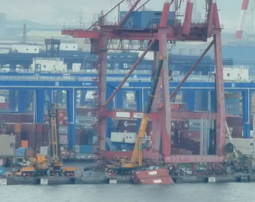 無人傷亡及漏油！高雄港發生2艘貨櫃輪擦撞　4只貨櫃掉落