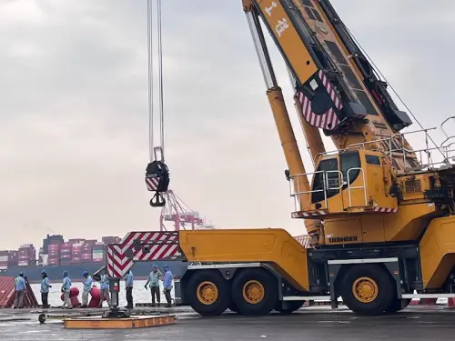 ▲韓遠歐普斯號貨櫃輪掉落高雄港水域的4只貨櫃，已由逢成8號工作船拖拉至78號碼頭岸邊繫固妥當，才恢復2港口船舶進出港作業。(圖／高雄港務分公司提供)