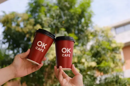 ▲看準連假補給與移動消費需求，OKmart全台門市推出咖啡買2送1優惠（圖／OK提供）