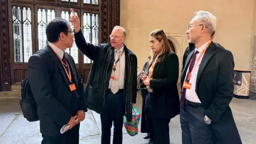 ▲ 李納德陪同黃偉哲一行參訪英國國會，在過程中與訪團就英國歷史與政治制度進行深度探討。（圖／南市府提供）