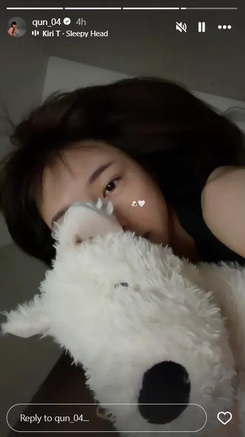 ▲峮峮穿家居服，抱玩偶素顏入鏡，鵝蛋臉光滑無瑕。（圖／峮峮IG@qun_04）