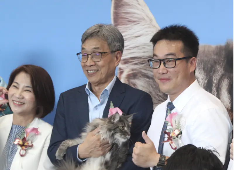 ▲王志遠(圖右)致詞則提到,自己有2個兒子,更有2隻「貓女兒」,認為自從家裡養貓之後全家都被扣在一起,寵物就像家人一樣。(圖/記者鍾泓良攝影)