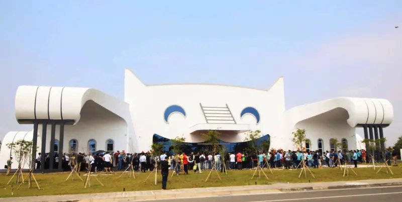 「白色巨貓」現蹤屏東!台灣貓食工廠「愛貓一生」啟用