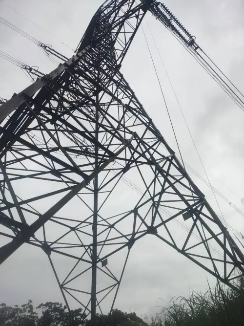 ▲ 新北汐止1日發生工安意外，46歲台電員工遭掉落礙子砸中頭部，傷勢嚴重，送醫搶救仍不治，現場已拉起封鎖線。（圖／翻攝畫面）