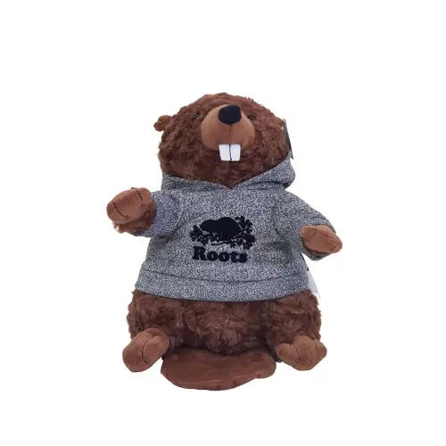 ▲Roots曾推出 43週年時海狸針織毛衣造型絨毛娃娃限量後背包。（圖／Roots）