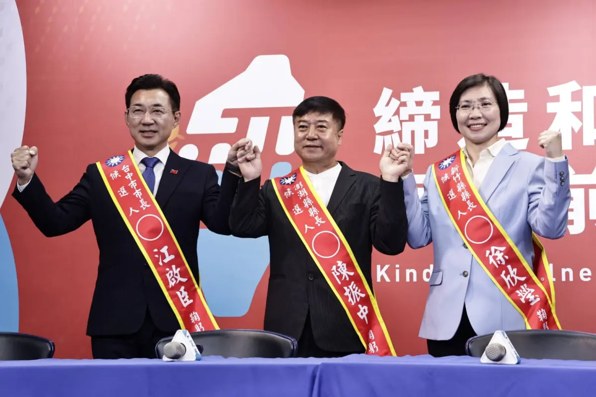 ▲國民黨今提名竹中澎3縣市長提名人，澎湖縣長參選人陳振中（中）坦言，前馬公市長葉竹林確定以無黨籍參選。（圖／攝影吳翊緁攝）