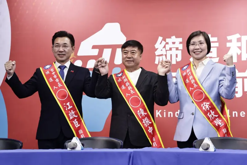 ▲國民黨今提名竹中澎3縣市長提名人，澎湖縣長參選人陳振中（中）坦言，前馬公市長葉竹林確定以無黨籍參選。（圖／攝影吳翊緁攝）