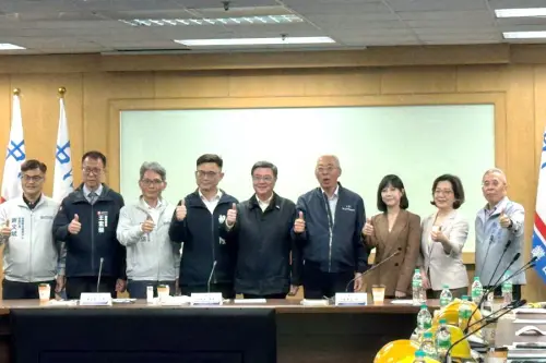 保塑膠原料充分供應！行政院長卓榮泰到中油石化部視察四輕開爐