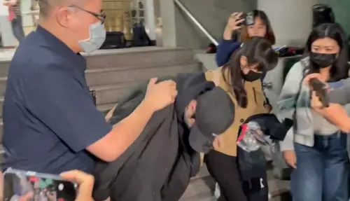 ▲ 王子涉閃兵案遭搜索帶回，坦承花33萬元規避兵役，檢方依相關罪嫌50萬元交保。面對媒體提問未回應，僅鞠躬致歉並說「辛苦了」後離場。（圖／翻攝畫面）