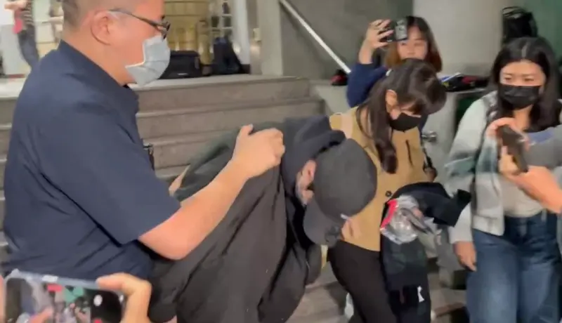 王子閃兵案交保!湊齊50萬步出地檢署 鞠躬致歉僅說「這三字」