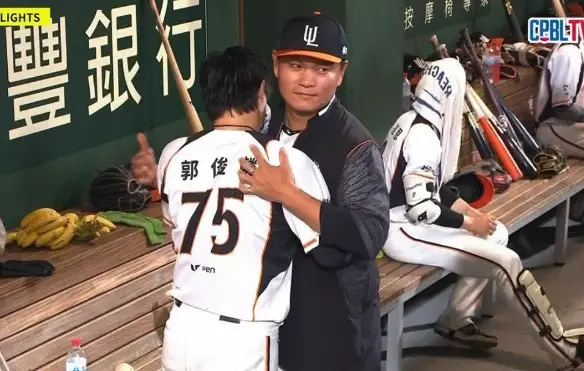 郭俊麟退場時哭了！睽違630天再繳5局無失分　潘威倫送上暖心擁抱