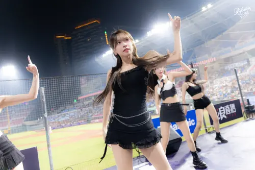 ▲金佳垠被粉絲封為「吃可愛長大」的「可愛天花板」級女神。（圖／樂天桃猿提供）