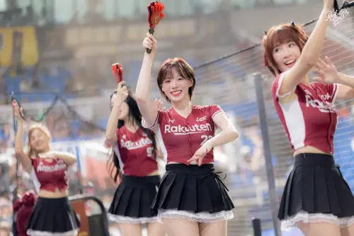 ▲睽違半年重返桃園主場應援，河智媛（中）以俐落短髮亮相。（圖／Rakuten Girls IG@rakutengirls）