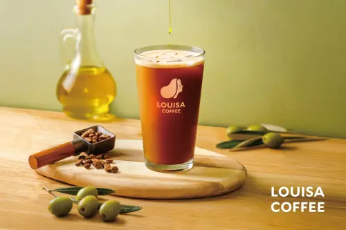 ▲路易莎跟上橄欖油咖啡風潮，「地中海醇萃美式」中杯嚐鮮價65元。（圖／路易莎提供）