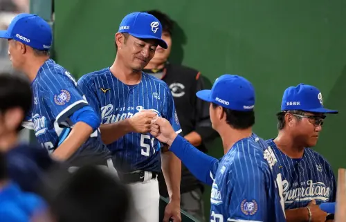 ▲富邦悍將本季在新主帥後藤光尊（左二）率領下，開季前3戰就奪下2勝，展現不錯氣勢。（圖／富邦悍將提供）