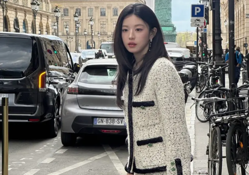 高允貞才因時裝周圍毛毯遭批不專業！香奈兒不顧爭議　送餐車力挺