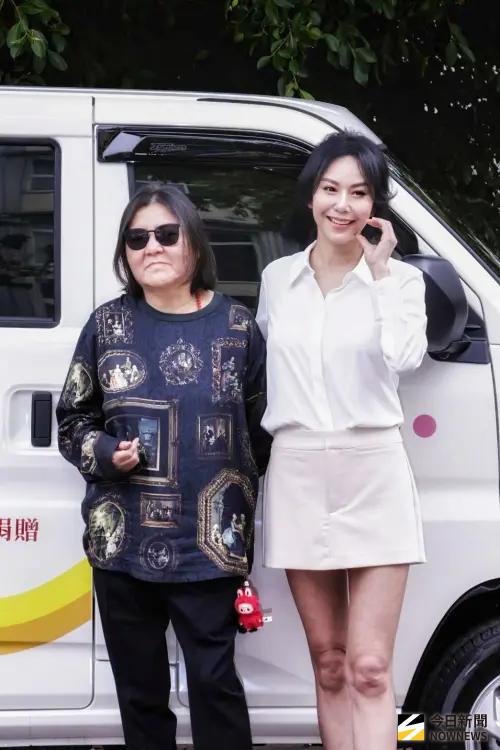 ▲洪曉蕾（右）與「寬姐」邱璃寬（左）一同現身做公益。（圖／記者吳翊緁攝）