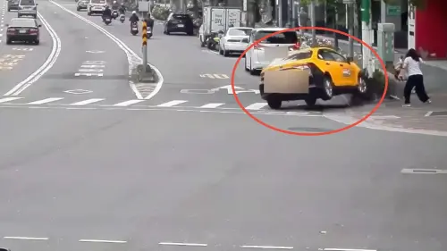 北市小黃找路牌「猛撞人行道燈桿」失控彈飛！路人生死一瞬間被拍