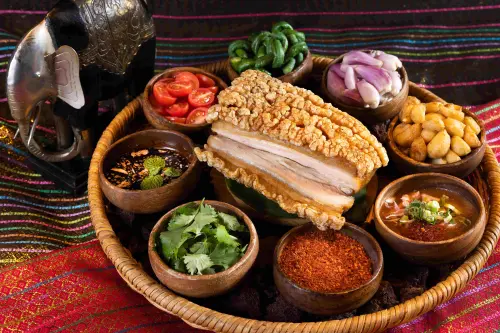 ▲泰市場本季新菜色包含「泰式脆皮燒肉」。（圖／晶華酒店提供）