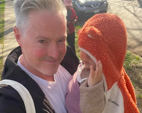 ▲夏克立宣布再婚當爸，公開手抱女兒的照片。（圖／夏克立臉書）