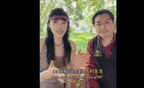 ▲中國網紅「清邁小羊羊」（左）前往清邁鄧麗君紀念館，專訪了當年隨侍在側的泰國管家比利（右），談論鄧麗君離世當天發生了哪些事。（圖／翻攝自微博）