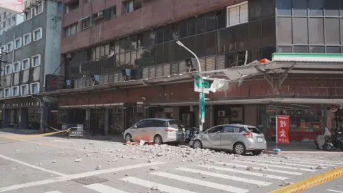 ▲公安地雷！ 過去來亞大樓因結構老化，外牆磁磚與磚塊曾多次大面積剝落，甚至發生重擊路邊車輛、險些傷及行人的驚悚事故。這類公共安全隱憂正是市府決心代為拆除，並採取嚴格兩階段交通管制的核心主因。（圖／翻攝自台南立委林俊憲臉書）