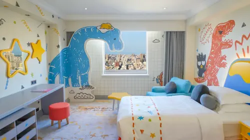 ▲高雄漢來大飯店三麗鷗主題樓層中的「恐龍火山歷險」主題房，房內以超萌恐龍造型打造沉浸式空間，深受親子旅客喜愛。（圖／高雄漢來大飯店提供）