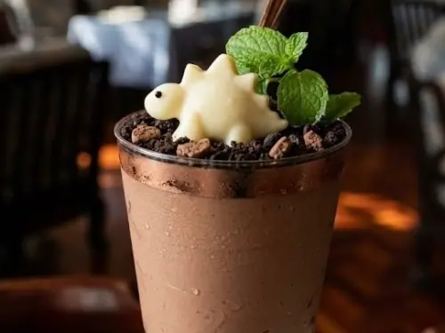 ▲高雄圓山大飯店順應恐龍風潮，以「萌系恐龍」為主題，推出期間限定恐龍系列甜點。（圖／高雄圓山大飯店提供）