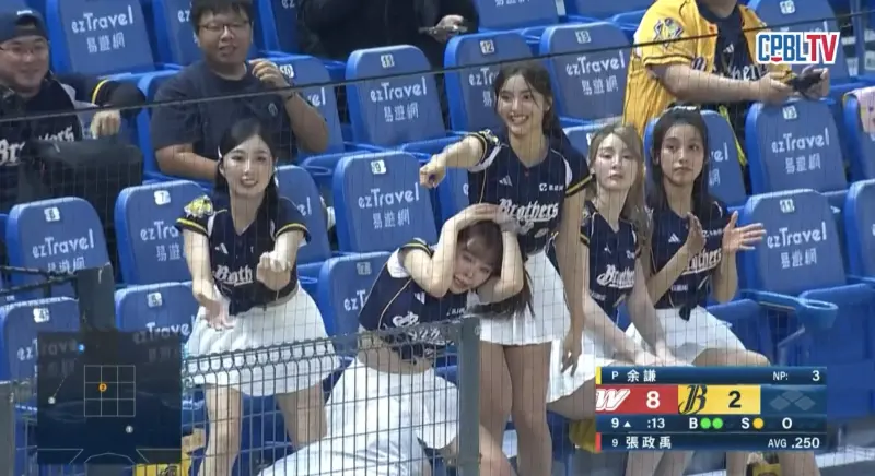 影／中信兄弟啦啦隊大秀美技！璇璇徒手接球好厲害　球評也大讚