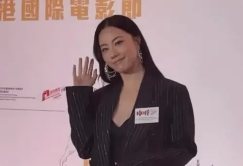 ▲鄧麗欣（如圖）出席新片《大分瓶》活動，卻剛好碰上前男友王子因閃兵被捕，時機巧得尷尬。（圖／摘自 IG@stboo）