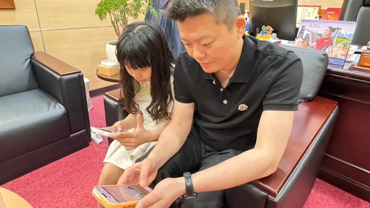 ▲副議長曾俊傑在兒童節前夕推出AI孵化「高雄大冒險」線上遊戲，他化身遊戲主角勇闖25個關卡。（圖／翻攝畫面）