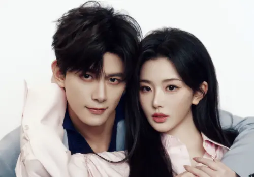 ▲鄧凱（左）與孔雪兒（右）在《逐玉》中有許多激情強制愛戲碼，副CP線也是劇迷們津津樂道的感情線。（圖／翻攝自微博@鄧凱）