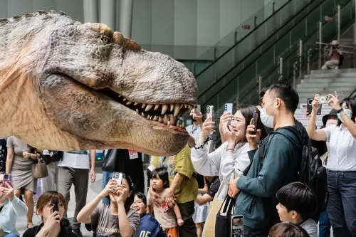 ▲高雄市政府規劃清明連假推出恐龍企劃，特地選在正式活動前一天於高雄火車站舉辦「恐龍快閃」，太逼真的恐龍讓現場大小朋友尖叫連連。（圖／高雄市教育局提供www.facebook.com/educationbureaukaohsiung/）