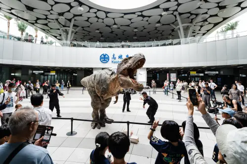 ▲高雄市政府規劃清明連假推出恐龍企劃，昨（1）日特地選在高雄火車站舉辦「恐龍快閃」。（圖／高雄市教育局提供www.facebook.com/educationbureaukaohsiung/）