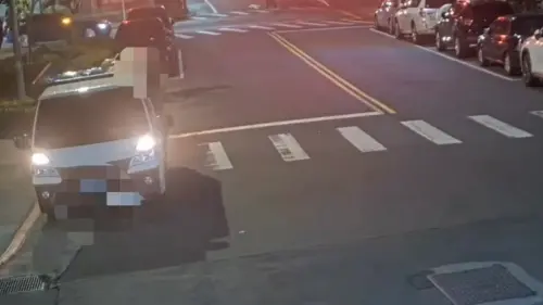 ▲李姓垃圾清運業者至劉姓業主家中清運垃圾，而後將裝有子彈的垃圾袋棄置路邊。（圖／警方提供）