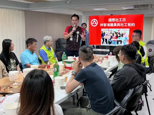 ▲ 林智鴻持續關注社工人力、加班費與設備不足問題，並導入面向弱勢服務的AI科技，讓服務量能不變的前提下，令職場負擔變少，盼能以增人力、設備、加班費，並減工作量「三多一少」實質減輕社工負擔。（圖／市議員林智鴻辦公室提供）