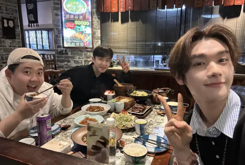 ▲李殿尊（中間）和殺豬小隊成員孫凱（左）、高卿塵（右）私下約吃飯。（圖／翻攝自微博@李殿尊）