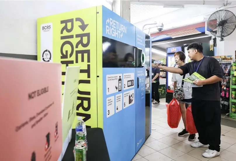 ▲新加坡飲料瓶罐退費制4月1日正式上路，民眾將空瓶投入回收機可取回押金，官方預計透過制度提升回收率，並持續觀察是否影響飲料售價。（圖／翻攝自BRIAN TEO）