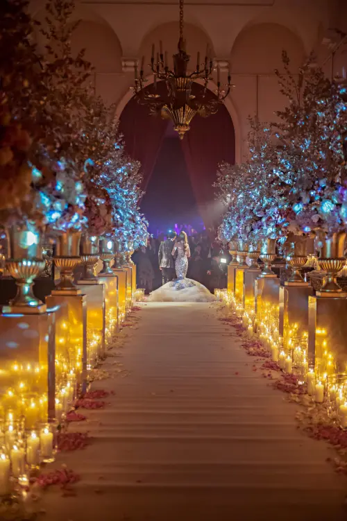 ▲周杰倫向老婆昆凌求婚的畫面，首次在〈I do〉MV公開，在古堡裡造景、聘用演員，超級華麗的排場，都是周董給太太的愛，一生一次的回憶。（圖／杰威爾提供）