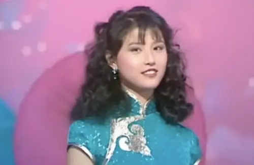 ▲周海媚18歲時選港姐，在15名止步，後來卻成為香港演藝界紅星。（圖／摘自 歡樂APM YT）