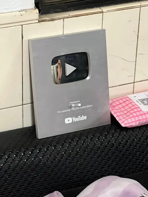 ▲警方至廖男家中搜索拘提時，發現其桌上擺放10萬訂閱的獎牌。（圖／新北刑大提供）