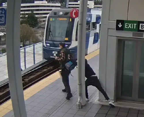 火車月台滑手機「遭怪男突襲」險掉鐵軌！犯案過程全遭拍下