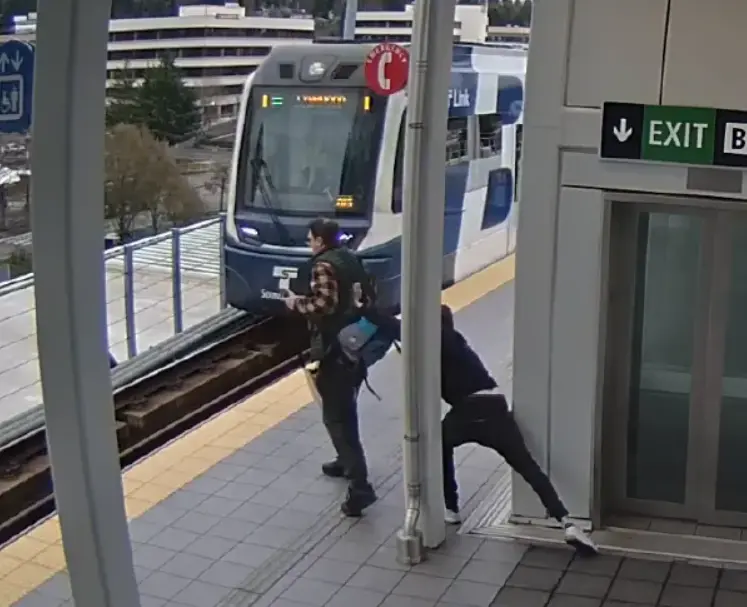 火車月台滑手機「遭怪男突襲」險掉鐵軌！犯案過程全遭拍下