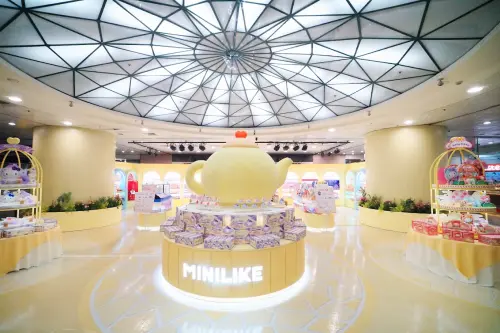 ▲超巨大的立體茶壺，搭配上柔和溫潤的奶茶色調，營造置身童話花園中的氛圍。（圖／際洋文化提供）