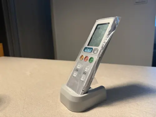 ▲有網友發現冷氣遙控器可以直立放在桌上，不用釘牆。（圖／記者張家瑋攝）