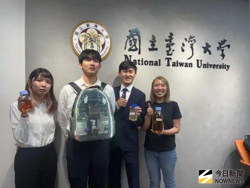 ▲由左至右分別為學生葉姿予、范宇軒、楊承祐，以及教授蔣雅郁。（圖／記者李青縈攝）