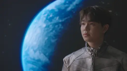 ▲黃俊榮歌曲〈太陽與地球〉有粵語版了！〈地球與隕石〉請來香港重量級作詞人黃偉文寫詞，時空維度拉到外太空。（圖／索尼音樂提供）